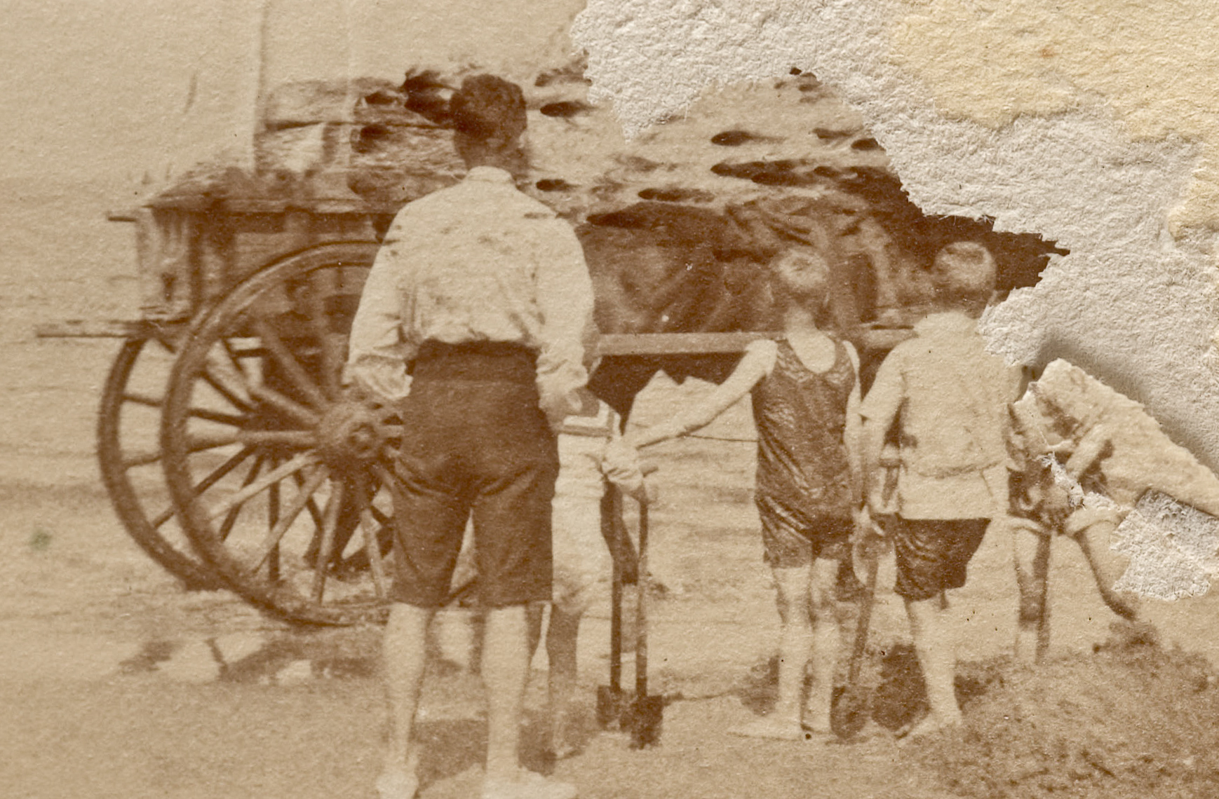 Een beschadigde foto in een fotoalbum.