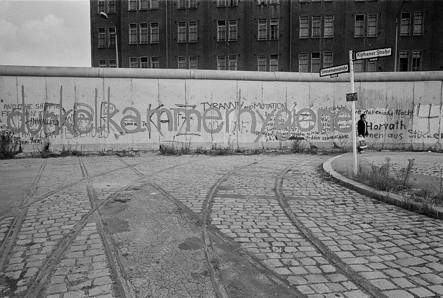 In het Berlijn van 1981 waar de muur nog stond lopen traimrails dood op de muur.