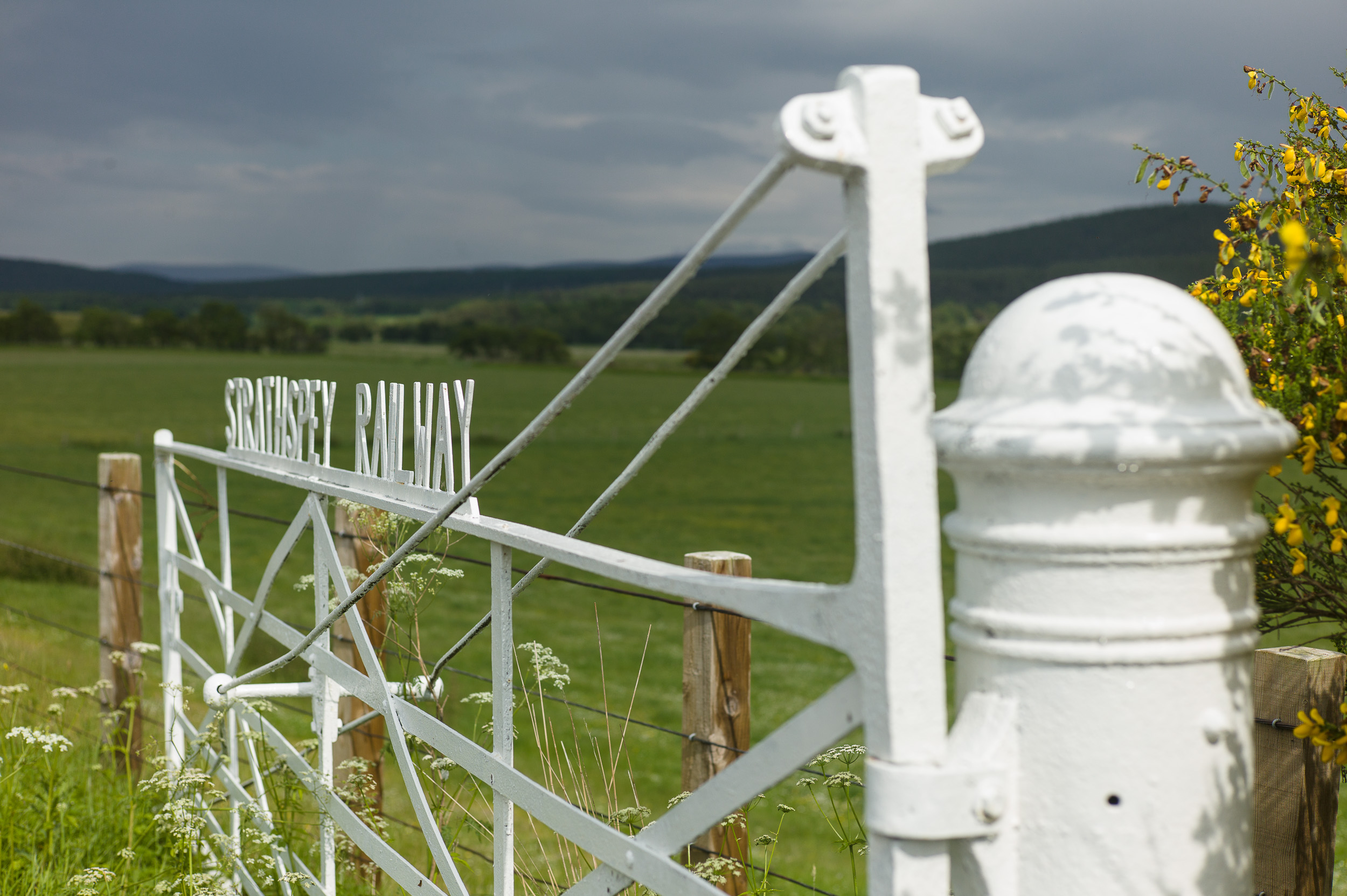 Het hek dat toegang geeft tot de museum spoorlijn bij Strathspey.