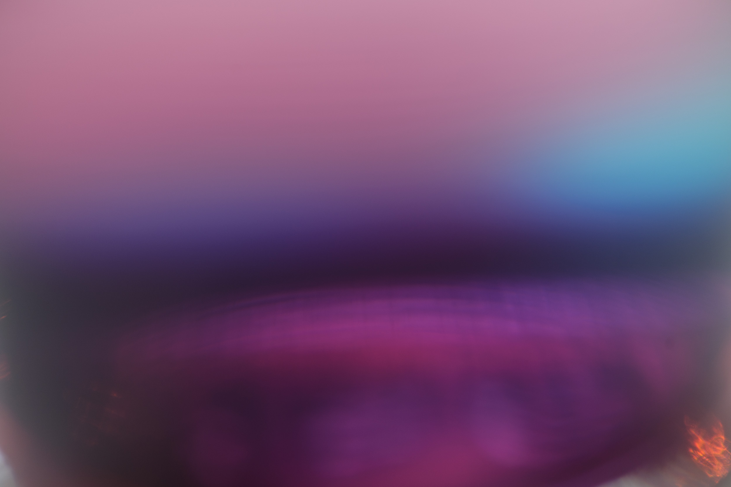 Een onscherp abstract beeld met vage paars-rode kleuren