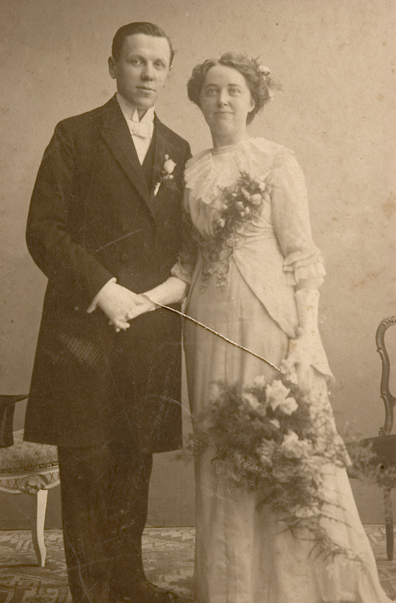 Een oude trouwfoto, het echtpaar op een statiefoto.