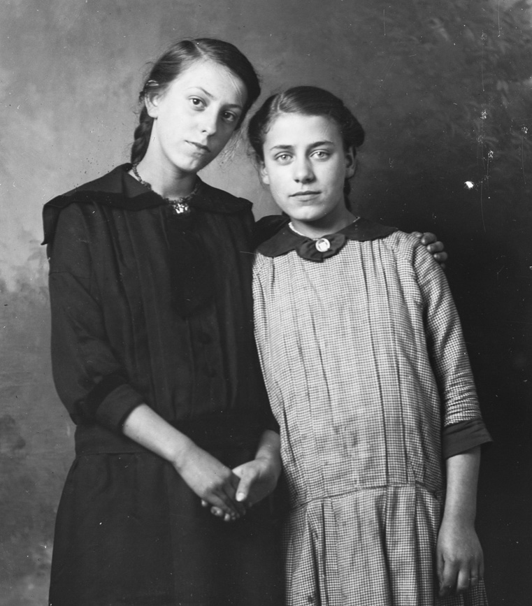 Een oude foto van twee vriendinnen.