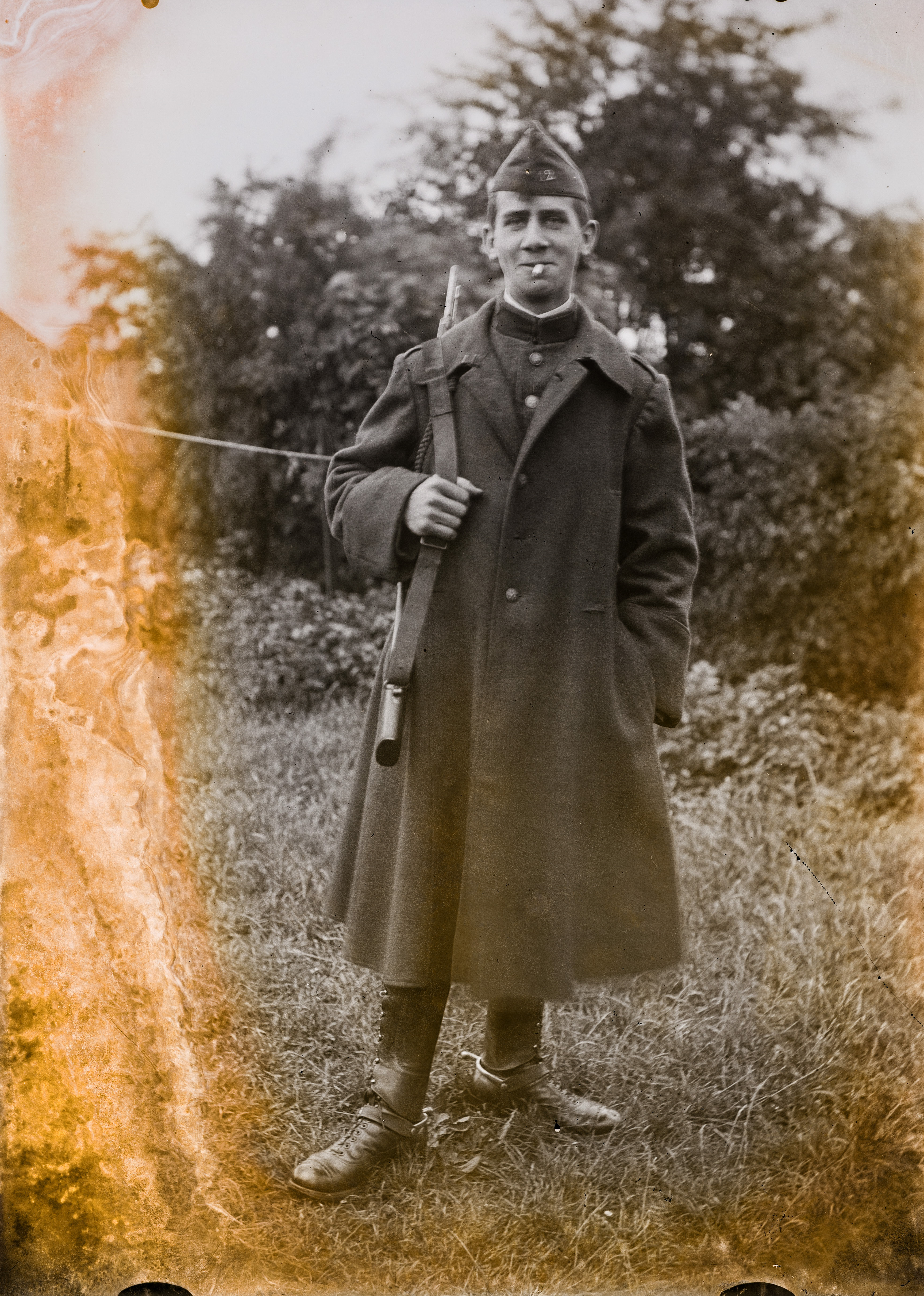 Een foto van een soldaat van een beschadigd, bruin verkleurd negatief.