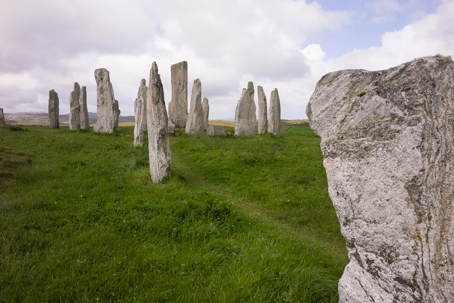 Staande stenen, niet echt in een cirkel maar wel gegroepeerd.