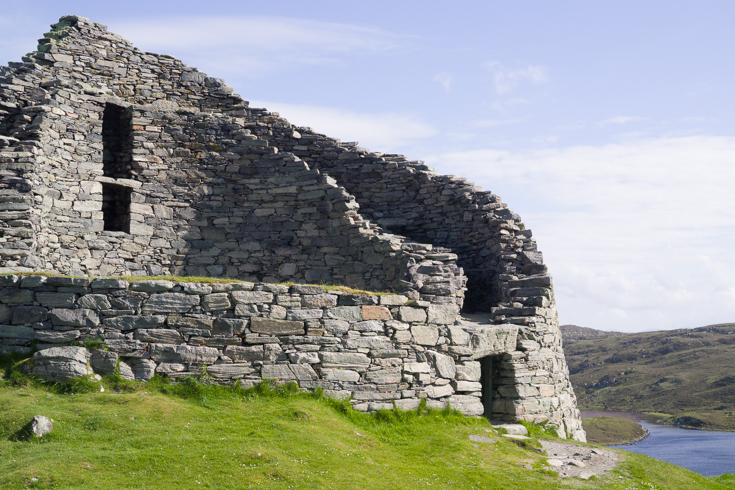 Een stenen toren in verval.