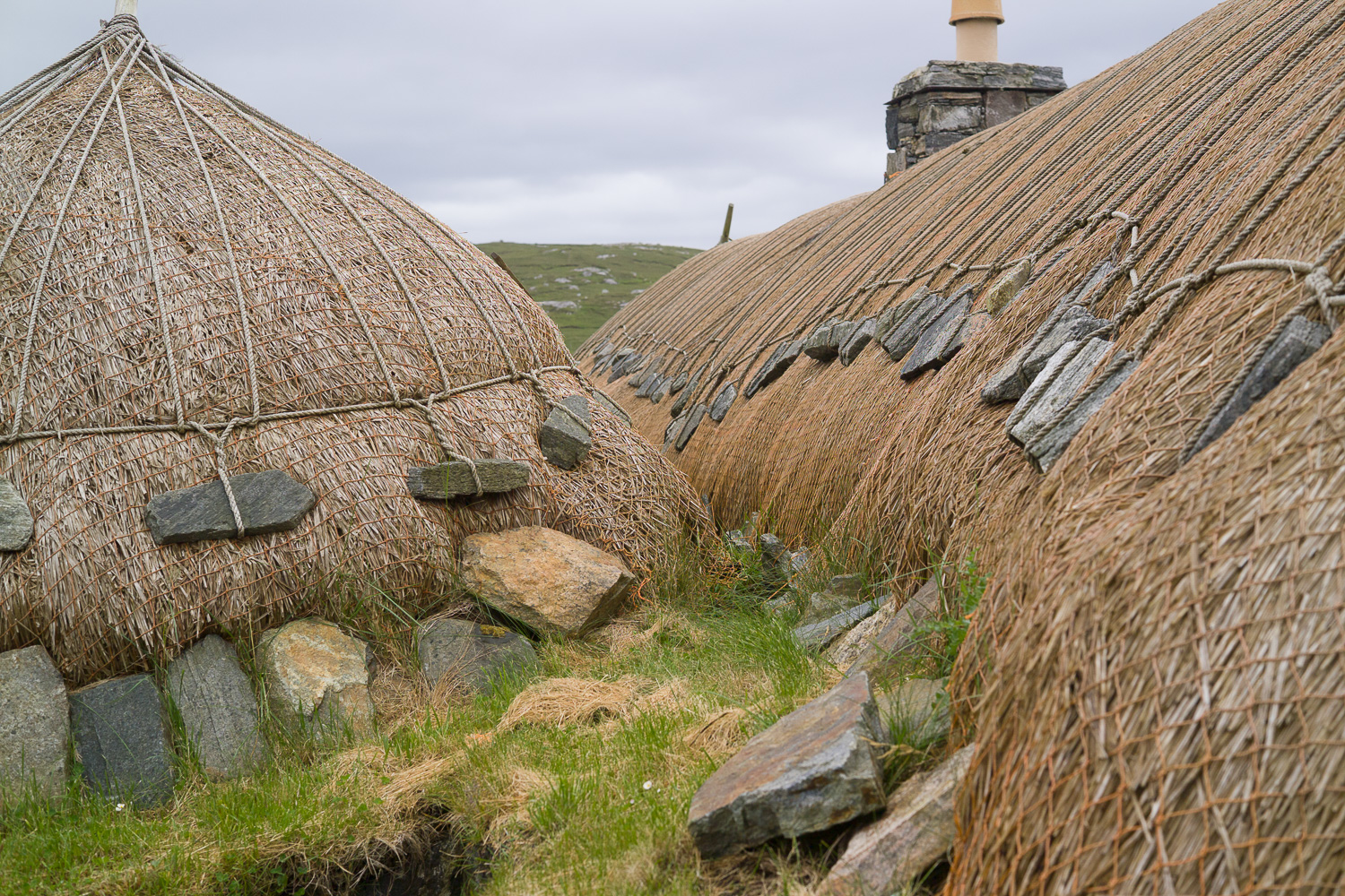 De rieten daken van oude huizen, met stene verzwaard om bestand te zijn tegen de storm.