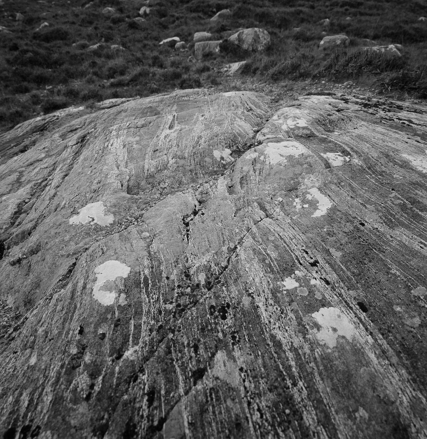 Een zwartwitfoto van een rotsblok.