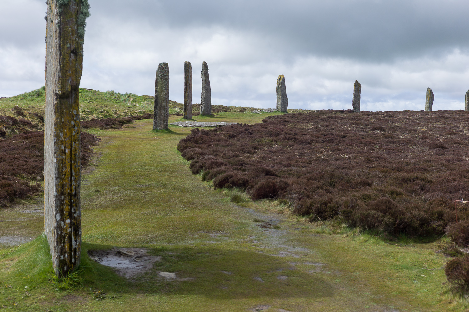 Een aantal staande stenen.